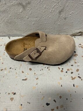 Kids Suede Slip-On Clog in Beige with Buckle 26-34 narrow